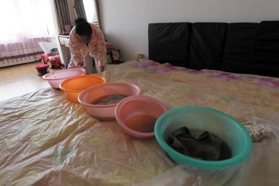 河东楼上漏水，住户失联，小区没物管，业主维权难！律师来支招……